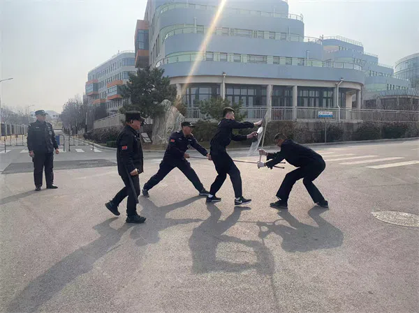 公司在教育基地开展常态化防暴演练培训